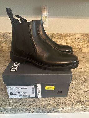 Ecco Men’s Black Leather Chukka Boots with Elastic Panels